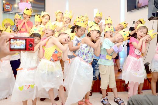   金門靈糧堂福音中心昨舉辦品格營結束發表會，參與學童以動人的舞蹈表演分享學習成果，展現表演藝術天份。
（董森堡攝） 