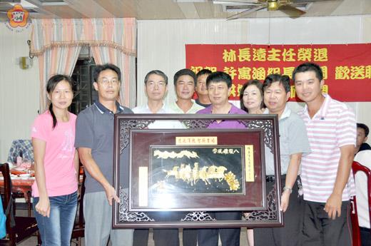   卓環國小主任林長遠今年八月一日退休，家長會長陳心富和幹部贈匾感謝林長遠（右四）一直堅守在卓環，培育桃李。（許加泰攝）