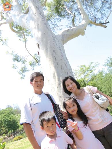 　鐵木洛帝、彭伊珍夫婦與女兒蕾比菲鐵木、兒子赫洛希鐵木在金門植物園的檸檬桉前留影。鐵木洛帝覺得金門行有「點燈」的作用。（張建騰攝）