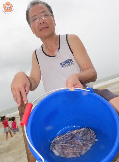   颱風過後，居民就會到海邊撿拾「颱風螺」，當下酒菜，「呷氣味」！（張建騰攝）