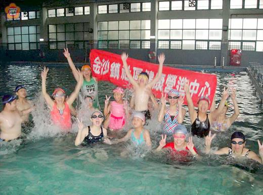  金沙鎮社區健康營造中心第四度推出游泳課程，在張明惠指導下，二十位學員努力學習，告別旱鴨子，五堂課十小時的訓練圓滿落幕，大人小孩開心期待明年再參加。（陳麗妤攝）