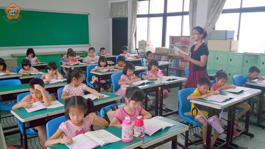 金沙鎮為國小及國中新生開辦「ㄅㄆㄇ學習班」、「英文音標班」，學子開心參與，圖為小一新生學習情形，不只要會讀、會看還要正確發音。（陳麗妤攝）