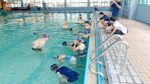 金沙消防分隊開辦暑期消防體驗營，教官團指導三十位學員基礎游泳技能，並灌輸水中自救及水上活動安全知識。（陳麗妤攝）