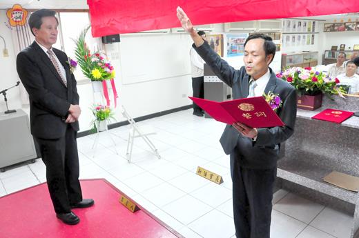 榮服處新任處長李鐵和（右）昨宣誓就職，正式履新上任。
（許峻魁攝）