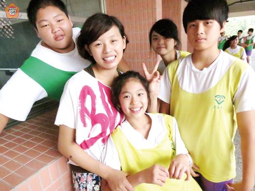   青海師大的姜秋月（左二）表示，在孔子行腳中，她們不是施肥，不是灌溉，而是用鏟子翻動一下，讓學生們體內原有的東西因為刺激而甦活。（張建騰攝）