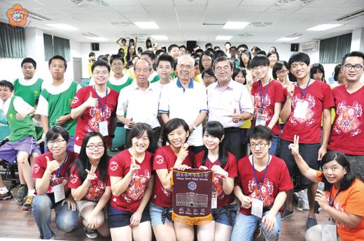    青年踏尋孔子行腳活動，學員共同分享成果，績優人員獲頒獎，在齊唱主題歌曲「仲夏的希望」中劃下完美句點。（陳麗妤攝）