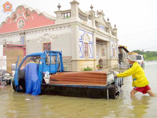 受到西馬隆颱風帶來的驚人雨勢影響，鄰近水頭商港工地的后豐港近半村落淹水及膝，水患造成汽機車、房屋家具泡水等損失，村民急忙合力移置汽車。（董森堡攝）