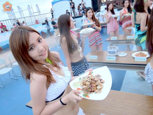 花蛤出好菜，美女推美食。
（張建騰攝）