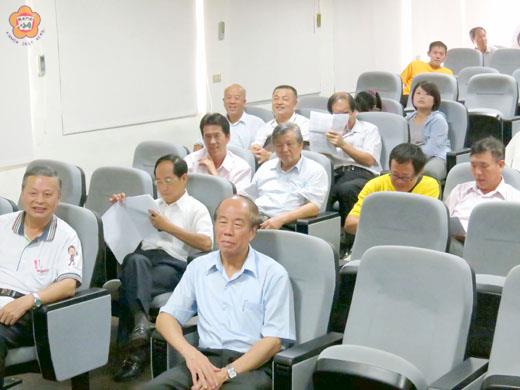 金門縣102學年度各國民小學「正式合格教師」昨天進行介聘，提報缺額的各校校長在介聘會場迎接分發到該校的教師；有人戲稱好像是在「選媳婦」。（張建騰攝）