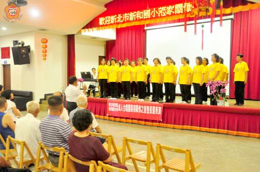 新和國小昨抵大同之家，舉辦關懷之旅暨巡迴表演活動，娛樂長輩。（許峻魁攝）