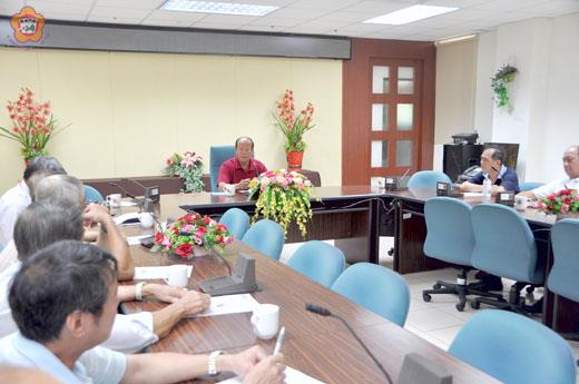 羅厝和湖下「兄弟社區」計畫修繕居民共同信仰的黃將軍廟，鄉長洪成發聽取居民提出的需求，表示會提供協助。（許加泰攝）