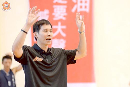   前職籃球星顏行書兼任國立體育大學助理教練，昨於金城盃籃賽現身指導戰術，吸引不少球迷關注。（董森堡攝）