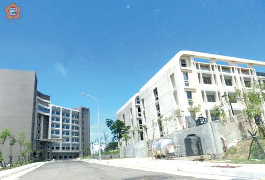   八月一日起「綜合醫療大樓」（左）和「精神科大樓」（右）之間，將增設一個公車停靠點，以接駁需要搭乘的民眾。（張建騰攝）