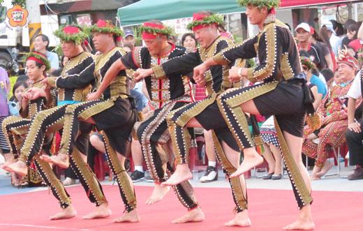   金門縣臺灣原住民協進會「娜魯灣舞蹈團」的舞蹈表演。（張建騰攝）