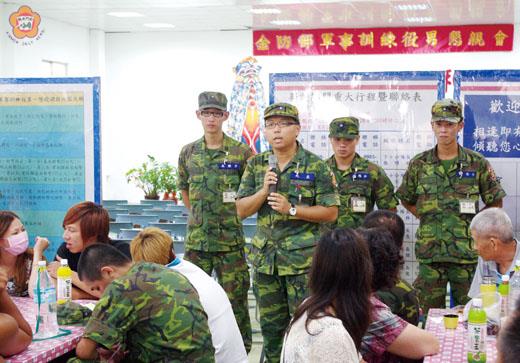   幹訓班主任曾竣暘少校在座談中為家長們說明軍事訓練役役男的訓練、生活、休假、福利……。（金防部提供）