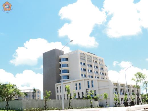   衛生福利部金門醫院的「綜合醫療大樓」硬體空間具「區域醫院」規模，已於四月申報竣工，即將於今年九月驗收。圖為大樓外貌。（張建騰攝）