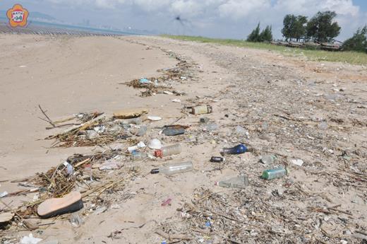   金門海灘盡是大陸海漂垃圾，令國家公園管理處、認養海灘的社區困擾不已。（李金鎗攝）