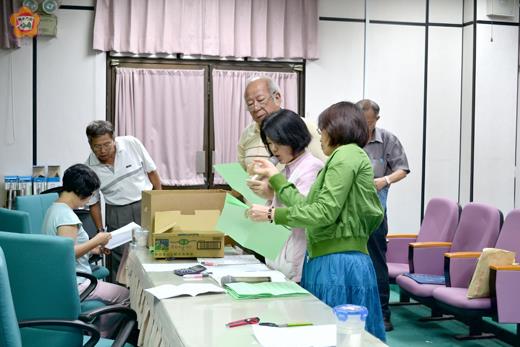   金門鳥會日前於城中進行理監事改選，楊瑞松蟬聯理事長。（金門鳥會提供）