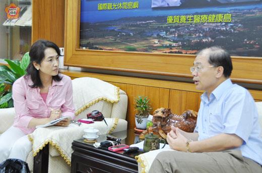   金門縣長李沃士（右）昨接受日本「朝日新聞」編輯委員吉岡桂子專訪。（翁碧蓮攝）