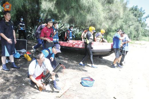   消防局第一大隊昨日假金寧轄區慈湖舉辦大隊組合演練，演練過程翔實逼真。（李金鎗攝）