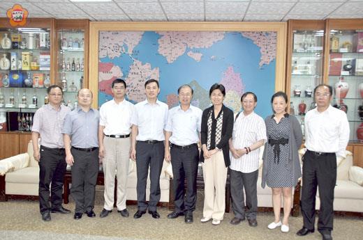 江蘇常州同心文化交流團一行昨日抵金參訪，並前往金門縣政府拜會縣長李沃士，盛情邀請李縣長九月二十八日率團前往常州參加第八屆中國花卉博覽會。（李增汪攝）