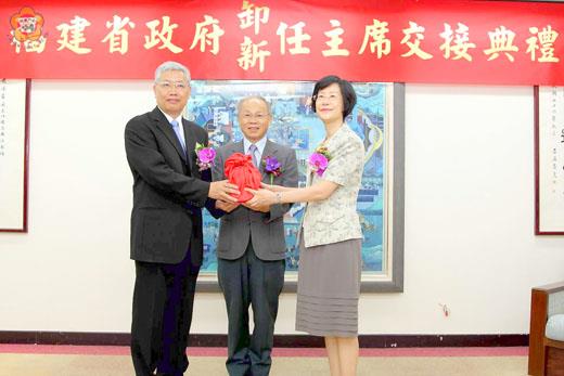 福建省政府卸、新任主席交接典禮在蒙藏委員會會議室舉行，原任陳士魁主席（左）與新任主席羅瑩雪（右），在行政院政務委員林政則（中）監交下，完成交接儀式。
（照片由福建省政府提供）