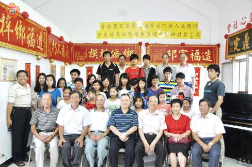   財團法人金門古寧頭增賢書室基金會頒獎表揚獎學金得獎人並與來賓合影。（李金鎗攝）