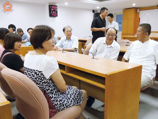 　大陸海協會副會長鄭立中（中），立委楊應雄（右）與縣長李沃士（左）昨與嫁到金門的三十多位大陸新娘座談。（翁碧蓮攝）