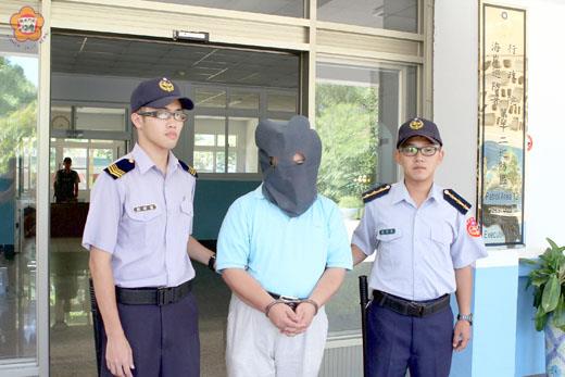 鄒姓男子涉嫌自大陸搭乘漁船非法入境，於烈嶼鳳嘴岸際遭查獲，經過偵訊後被移送地檢署偵辦。（陳麗妤攝）