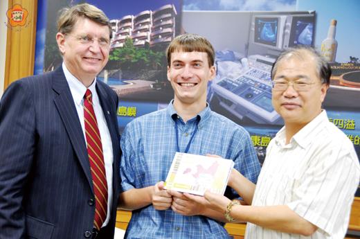 　學術交流基金會執行長李沃奇博士昨率十六位外籍英語教師抵縣府拜會：將自編英語教材獻給李縣長。（翁碧蓮攝）