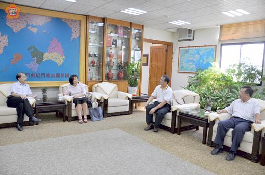   金門縣長李沃士（左一）昨接見財團法人法律扶助基金會台北分會執行秘書謝幸伶律師（左二），爭取在縣府增設法律服務。（翁碧蓮攝）　