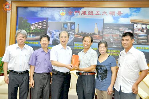   李沃士縣長昨表揚大愛獎的得主陳東慶，贈送程儀。（翁碧蓮攝）