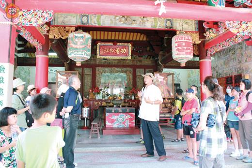   由文化園區、金門大學攜手辦理「文化推廣活動與講座」，首場次昨開跑，在黃振良、陳炳容帶領下，深度探訪金沙地區風獅爺和古蹟，體認島東人文之美。（陳麗妤攝）