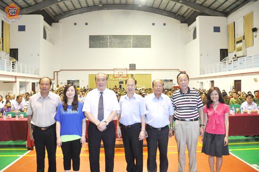   「金馬50影展到金門」昨晚間播映《黃埔軍魂》，柯俊雄（左三）現身與李縣長（左四）、洪鄉長（右三）等一起欣賞回味這一部影片。（李金鎗攝）