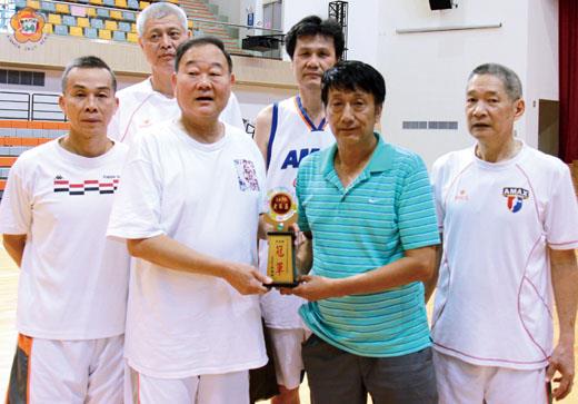   籃球前國手的林德永（右一）與「華美科技隊」的隊友施克勤等拿下金湖老馬盃老馬組的冠軍。（金湖鎮公所提供）