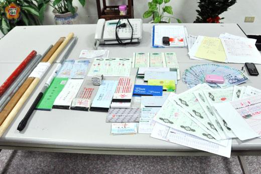 金門縣警察局刑警大隊偵破一起暴力討債集團,查扣支票、本票、借據、帳冊、現金、棍棒等犯罪證物。(莊煥寧攝)
