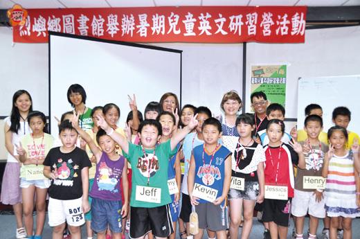   烈嶼鄉公所暑期「兒童英語研習營」，教學活潑的邱英美老師，用最自然的全英語情境，讓學童自然聽、自然說、自然學會英文。（許加泰攝）