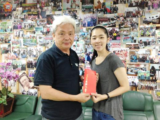 民進黨金門縣黨部主任委員陳滄江昨捐贈新台幣一萬元作為響應財團法人華山社會福利慈善事業基金會金門金城愛心天使站。(民進黨金門縣黨部提供)