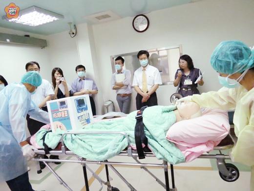   金門醫院昨天辦理H7N9流感個案後送實兵演練，圖中進行的是空中轉診篇。（張建騰攝）