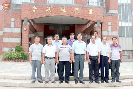   晉江市岐山李氏宗親會理事長李榮芳率員拜會金門縣議會，受到秘書長許丕贊及議會主管熱情接待，並於議會大門前合照。（照片由議會提供）