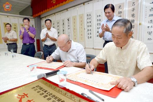 由金門縣宗族文化研究協會、晉江市譜牒研究會共同舉辦的晉金譜牒文化書法聯展昨天正式開幕，三方在會中簽合作協議，並互贈禮品留念。（董森堡攝）