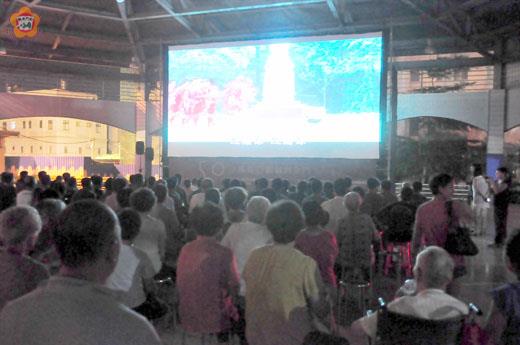 金馬影展巡迴金沙鎮，吸引地區軍民踴躍前往欣賞。
（許峻魁攝）