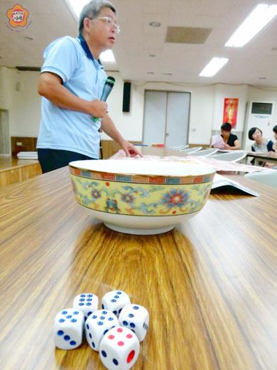 金湖鎮公所昨天舉辦中秋博餅金湖場工作人員講習，由葉鈞培擔任講師。圖為「一秀」（一個四點）。（張建騰攝）