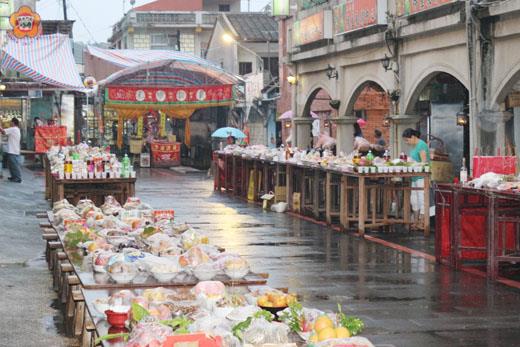   東林沿街祭典貢品，很有排場，呈現出東林中元普渡的特色祭典。（許加泰攝）