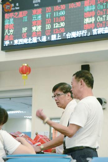 受到潭美颱風影響、金廈小三通昨部份航班停航,往來的旅客在航務大樓討論搭船事宜。(董森堡攝)