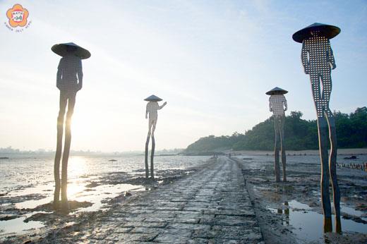   金門創作藝術節《島嶼。劇場》，永久性藝術展品「牡蠣人」日景。（策展單位提供）