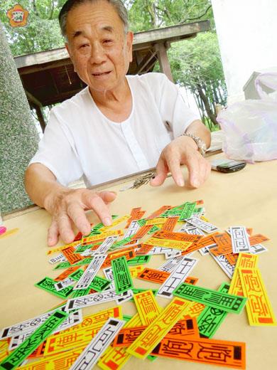   玩炮憶炮，五十五年前八二三之後，何榮幸運躲過幾次砲擊，如今才能在太湖長青協會玩四色，博群胡。（張建騰攝）