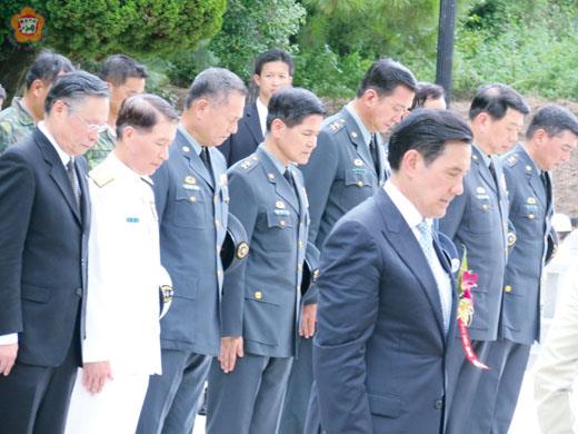   總統馬英九（前左一）、國防部長嚴明（第二排左一）等與金防部指揮官潘家宇（第二排左五）等國軍將領在烈士墓園中為八二三砲戰的陣公亡將士默哀。（張建騰攝）