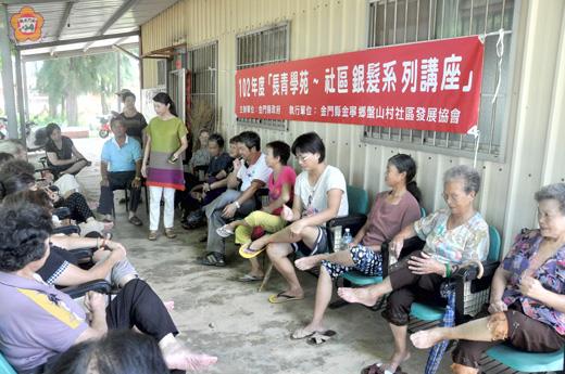   翁姿菁以「銀髮族經絡養生保健」為題，引領阿公、阿嬤一起來學習經絡按摩。（李金鎗攝）