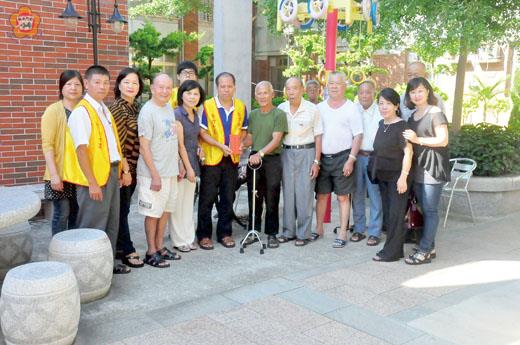   台灣金門人同鄉會成立一周年，於日昨前往慰問大同之家長輩們。（許峻魁攝）